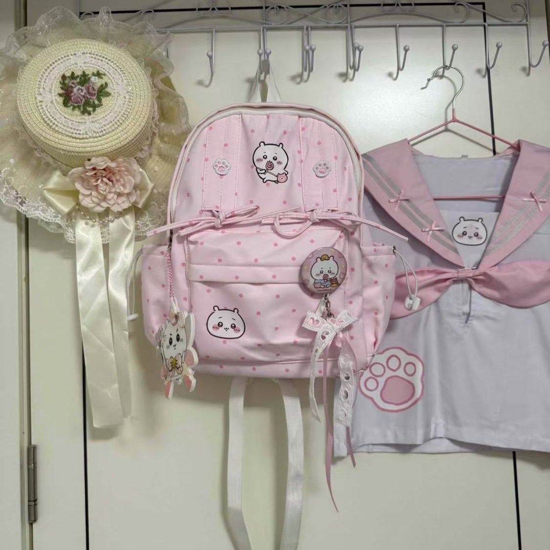 Travel Accessories Pink - Mochila Rosa com Bolinhas Chiikawa, Design